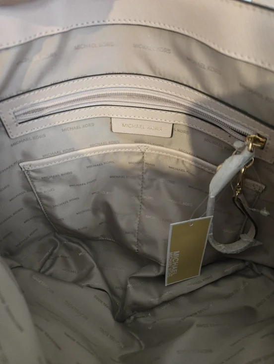 Michael Kors Voyager saffiano Bag - Picture 6 of 14